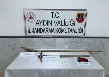 Sit alanında tarihi eser ararken yakalandılar