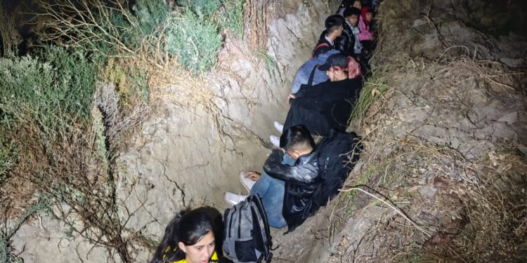 Kaçak göçmenler saklandıkları sulama kanalında yakalandı