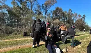 Kaçak göçmenleri 'dağın arkası İstanbul' diyerek, araziye bıraktılar