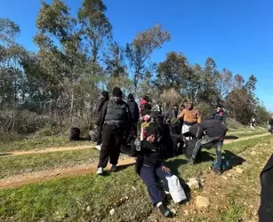 Kaçak göçmenleri 'dağın arkası İstanbul' diyerek, araziye bıraktılar