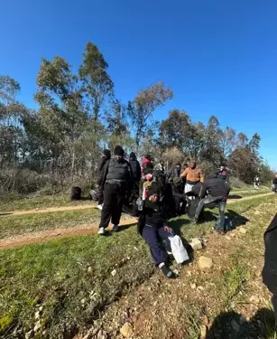 Kaçak göçmenleri 'dağın arkası İstanbul' diyerek, araziye bıraktılar