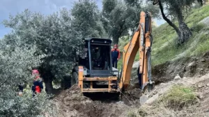 Aydın’ın Nazilli ilçesinde, define aramak için kaçak kazı yapıldığı sırada toprak kayması sonucu göçük