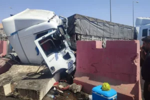 Kafa kafaya çarpışan 2 tırın sürücüsü kardeş çıktı