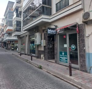 Kaldırıma konulan direkler tehlike saçıyor