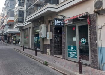 Kaldırıma konulan direkler tehlike saçıyor