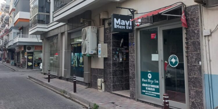 Kaldırıma konulan direkler tehlike saçıyor