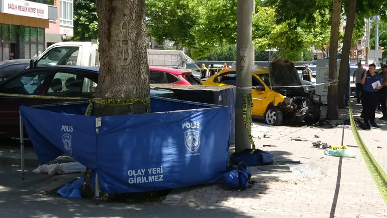 Kaldırımda yürüyen anne kız feci kazada öldü Konya'da kaldırımda yürürken taksinin çarptığı Dilek Öz (53) ve kızı