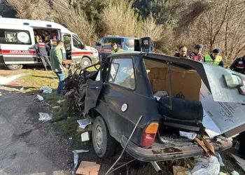 Kamyon ile otomobil çarpıştı 2 ölü, 4 yaralı