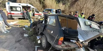 Kamyon ile otomobil çarpıştı 2 ölü, 4 yaralı