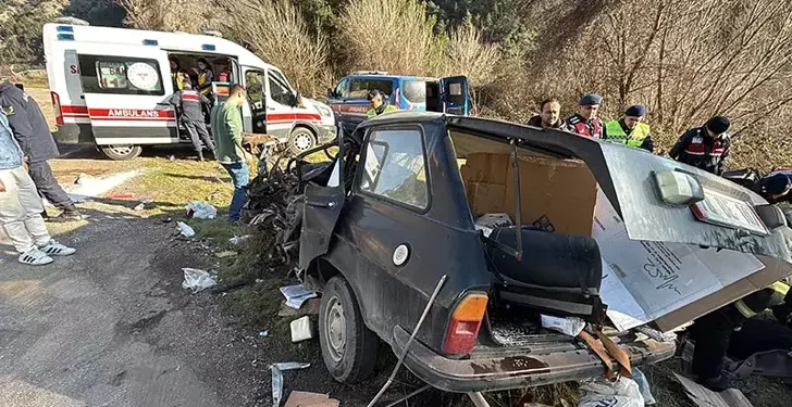 Kamyon ile otomobil çarpıştı 2 ölü, 4 yaralı