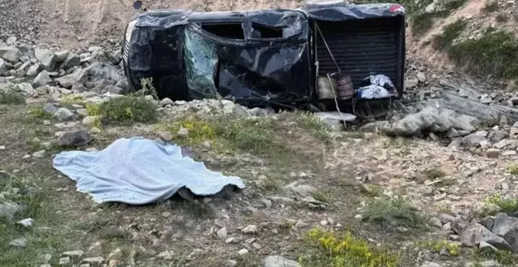 Kamyonet şarampole devrildi 1 ölü, 5 yaralı