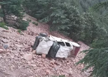 Kamyonet uçuruma yuvarlandı, 3 kişilik aile yok oldu