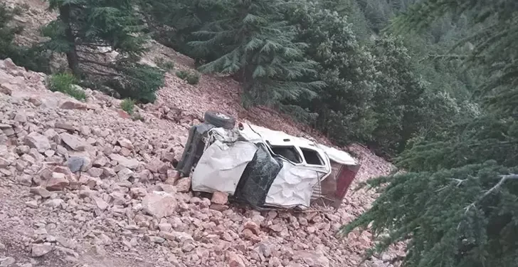 Kamyonet uçuruma yuvarlandı, 3 kişilik aile yok oldu