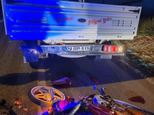 Kamyonete arkadan çarpan motosiklet sürücüsü öldü Kamyonete arkadan çarpan motosiklet sürücüsü öldü