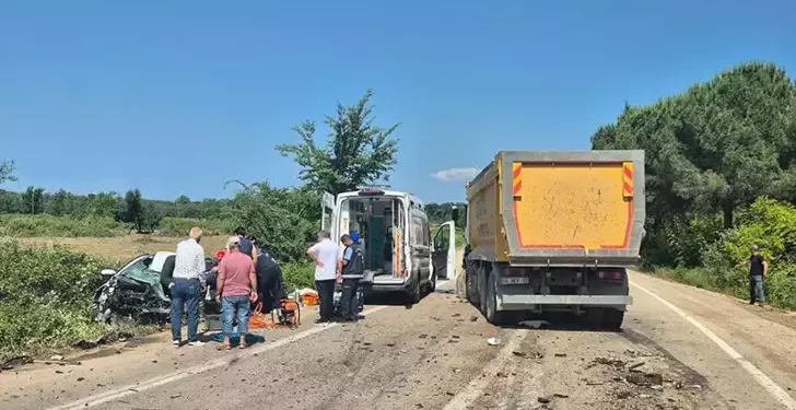 Kamyonla çarpışan otomobilde sıkışan sürücü öldü