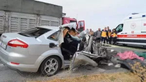 Kamyonla çarpışan otomobildeki 3 kardeş öldü Kamyonla çarpışan otomobildeki 3 kardeş öldü
