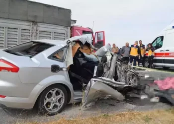 Kamyonla çarpışan otomobildeki 3 kardeş öldü