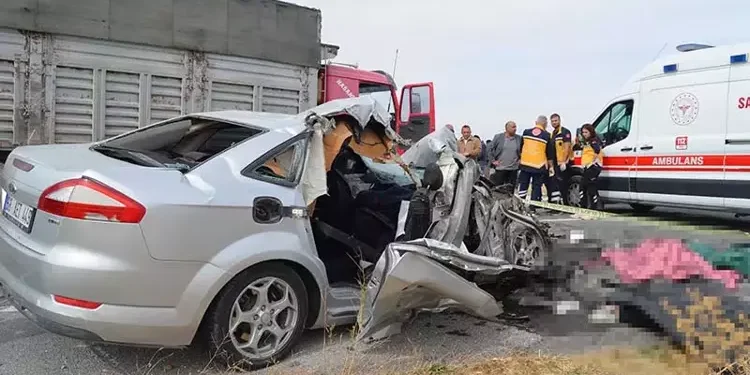 Kamyonla çarpışan otomobildeki 3 kardeş öldü