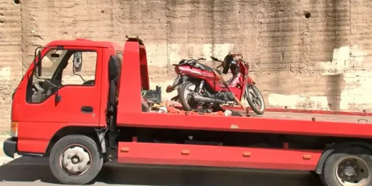 Kamyonun altında kalan motosikletteki yolcu öldü