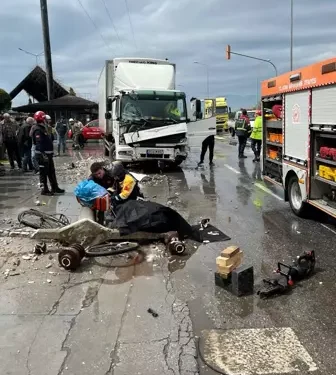 Kamyonun çarptığı beton direğin altında kaldı