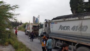 Aydın’ın Söke İlçesinde çöp kamyonundan inerek yol kenarındaki çöpü almaya