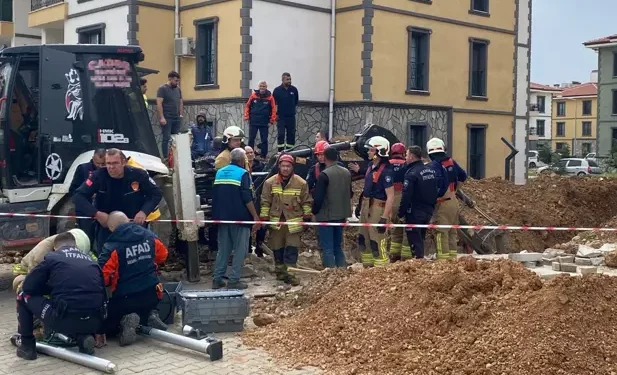 Kanalizasyon çalışmasında göçük 1 işçi toprak altında