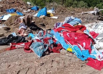 Karacasu’da skandal görüntü Türk Bayrakları çöpte bulundu