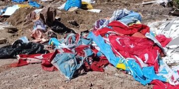 Karacasu’da skandal görüntü Türk Bayrakları çöpte bulundu