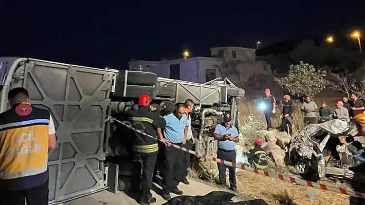 Karayolu savaş alanına döndü: 7 ölü, 13 yaralı Gaziantep'te yolcu otobüsü ile otomobilin çarpıştığı kazada 7 kişi öldü,