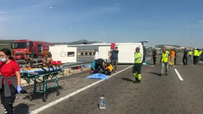 Karayolu savaş alanına döndüğü kazada 11 ölü, 27 yaralı Manisa'nın Akhisar ilçesinde, tur otobüsü ile TIR'ın çarpıştığı kazada, 11