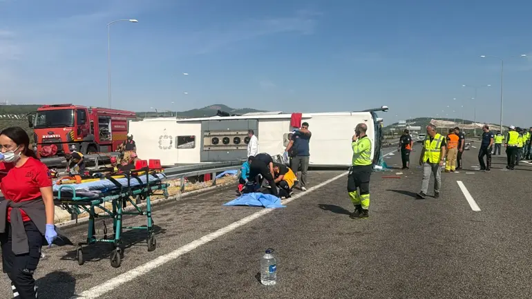 Karayolu savaş alanına döndüğü kazada 11 ölü, 27 yaralı Manisa'nın Akhisar ilçesinde, tur otobüsü ile TIR'ın çarpıştığı kazada, 11