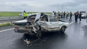 Şanlıurfa’nın Siverek ilçesinde 2 otomobil ile bir TIR’ın karıştığı zincirleme