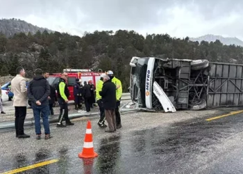 Karayolunda yolcu otobüsü devrildi; 3'ü ağır, 20 yaralı