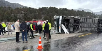 Karayolunda yolcu otobüsü devrildi; 3'ü ağır, 20 yaralı