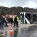 Karayolunda yolcu otobüsü devrildi; 3'ü ağır, 20 yaralı