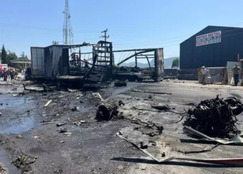 Karşı şeride geçen TIR, 2 TIR'a çarptı 1 ölü, 2 yaralı