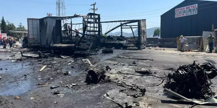 Karşı şeride geçen TIR, 2 TIR'a çarptı 1 ölü, 2 yaralı