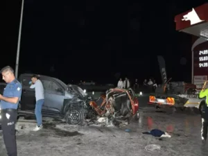 Karşı şeride geçen otomobil kamyonetle çarpıştı 5 ölü 6 yaralı