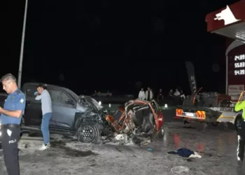 Karşı şeride geçen otomobil kamyonetle çarpıştı 5 ölü 6 yaralı