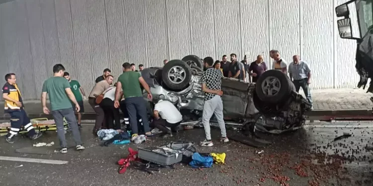 Karşı yöne geçen otomobil, TIR'a çarptı; 3 ölü, 5 yaralı