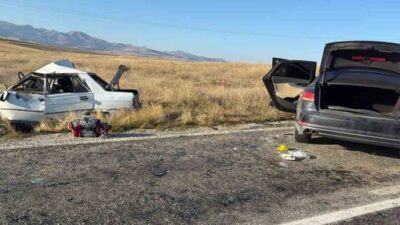 Afyonkarahisar’ın Emirdağ ilçesinde 2 otomobilin kafa kafaya çarpıştığı kazada 4