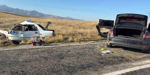 Katliam gibi kazada 4 kişi öldü Afyonkarahisar’ın Emirdağ ilçesinde 2 otomobilin kafa kafaya çarpıştığı kazada 4
