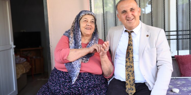 Kaya, büyüklerin bayram ziyaretini evlerinde yaptı (1)
