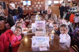 Kaya, çocukların tekne orucu sevincine ortak oldu (2) Kaya, çocukların tekne orucu sevincine ortak oldu (2)