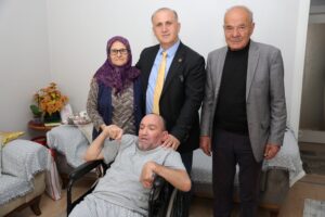 İncirliova Belediye Başkanı Aytekin Kaya, engelli vatandaş İskender Karataş’ın talebini
