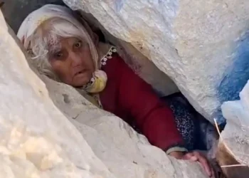 Kaya yarığına düştü, 24 saat ölüm korkusuyla bekledi