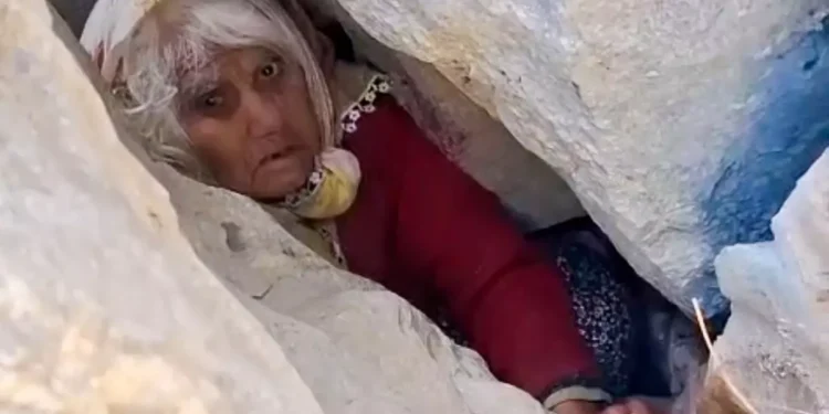 Kaya yarığına düştü, 24 saat ölüm korkusuyla bekledi