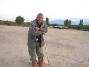 Kayıp çift, devrilen traktörün altında ölü bulundu