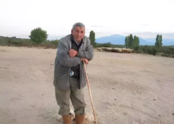 Kayıp çift, devrilen traktörün altında ölü bulundu