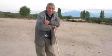 Kayıp çift, devrilen traktörün altında ölü bulundu